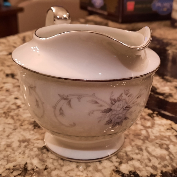 Empress China Fluerette Creamer - Picture 2 of 5